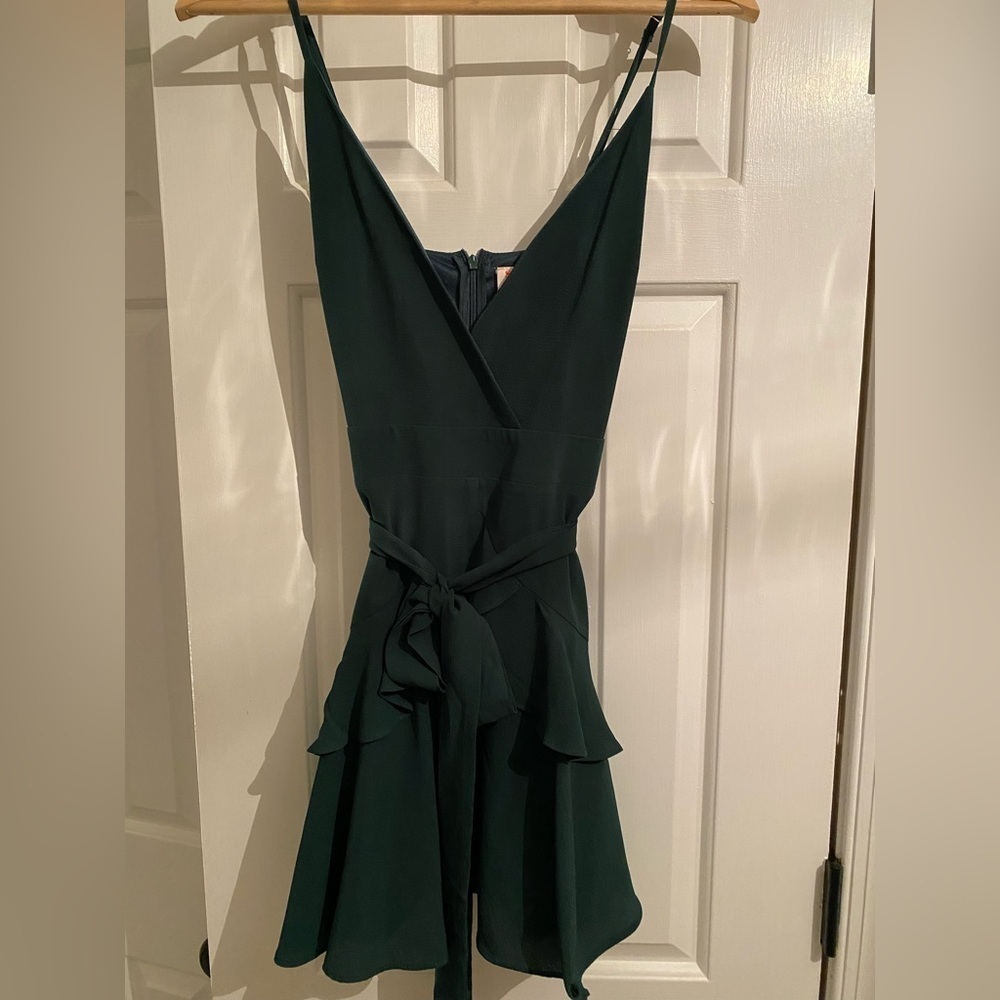 Showpo forest green cocktail/party dress. Crepe material, tie waist. Size 6 NWT